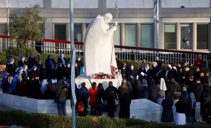 Los fieles alrededor del mundo rezan por la salud del Santo Padre afuera del Policlínico Gemelli de Roma.