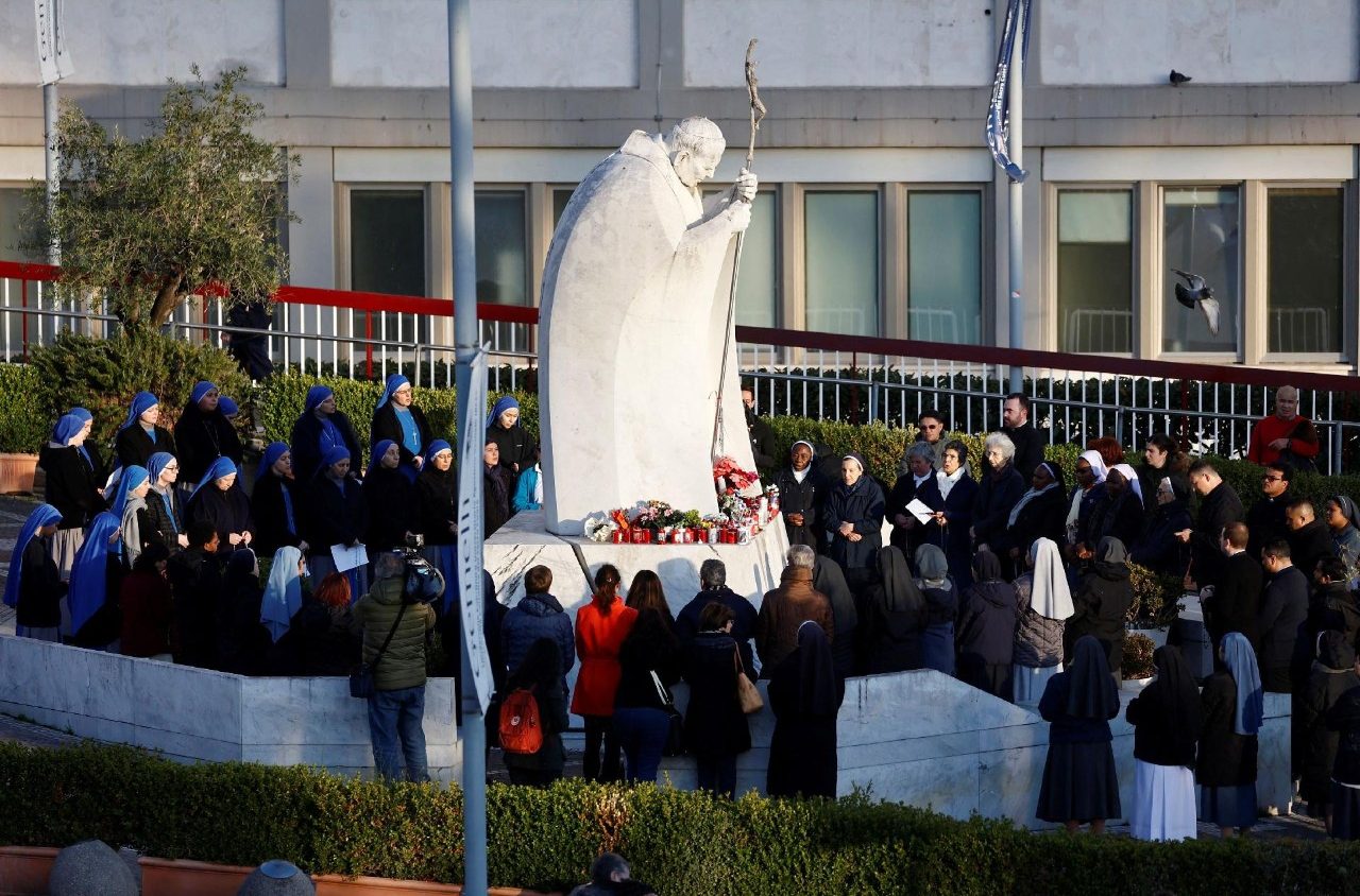 Los fieles alrededor del mundo rezan por la salud del Santo Padre afuera del Policlínico Gemelli de Roma.